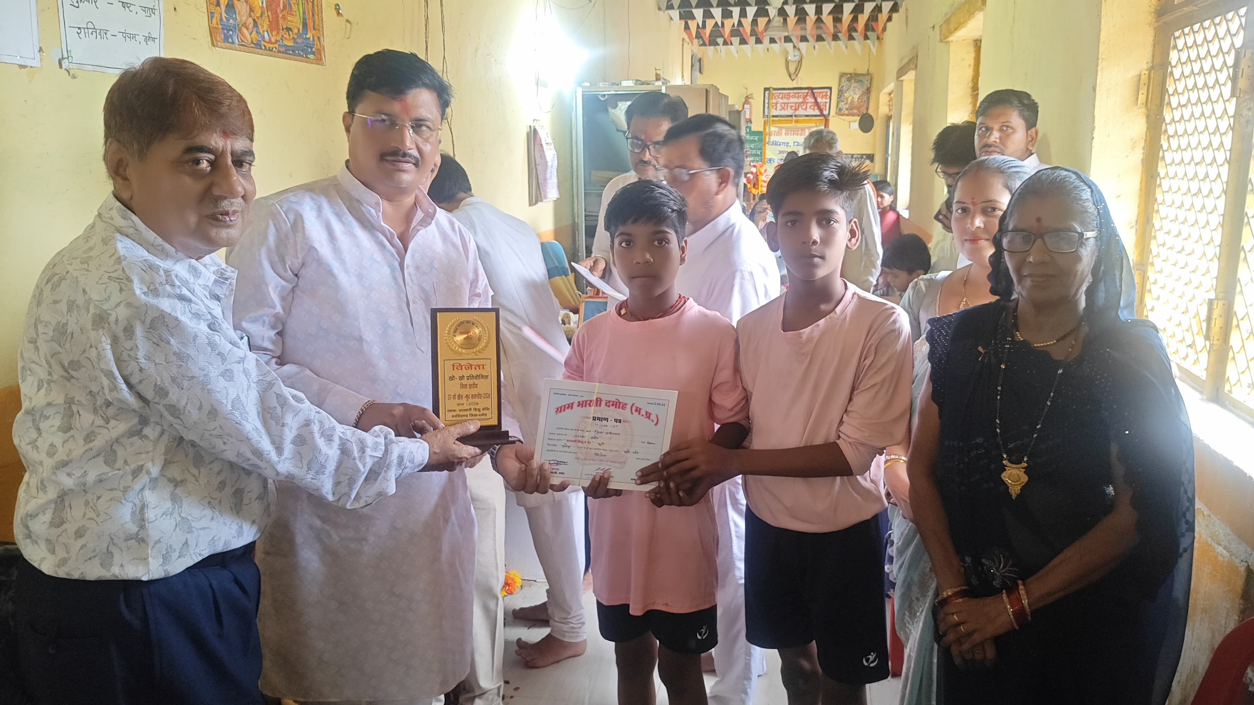 विद्या भारती जिला स्तरीय खेलकूद प्रतियोगिता संपन्न  नरसिंहगढ़ की कबड्डी टीमों ने लहराया परचम, खो-खो में भूरी विद्यालय का दबदबा; विजेता खिलाड़ी करेली में करेंगे दमोह जिले का प्रतिनिधित्व  नरसिंहगढ़। स्थानीय सरस्वती शिशु मंदिर नरसिंहगढ़ में विद्या भारती के तत्वावधान में आयोजित जिला स्तरीय समूह एवं एकल खेलकूद प्रतियोगिता का भव्य एवं गरिमामय समापन हुआ। प्रतियोगिता में जिलेभर के विद्यालयों से आए खिलाड़ियों ने विभिन्न खेल विधाओं में अपनी प्रतिभा का प्रदर्शन किया।  कबड्डी स्पर्धा में सरस्वती शिशु मंदिर नरसिंहगढ़ के भैया एवं बहनों की दोनों टीमों ने शानदार प्रदर्शन करते हुए फाइनल मुकाबले में जीत दर्ज कर खिताब अपने नाम किया। वहीं खो-खो प्रतियोगिता में भूरी विद्यालय के भैया एवं बहनों की टीमों ने उत्कृष्ट खेल का प्रदर्शन करते हुए दोनों वर्गों में विजेता बनने का गौरव हासिल किया।  इसके अलावा गोला फेंक, लंबी कूद, ऊंची कूद, तवा फेंक एवं विभिन्न दौड़ स्पर्धाओं में जिलेभर से आए प्रतिभागियों ने अपनी खेल प्रतिभा का प्रदर्शन किया। प्रतियोगिता में उत्कृष्ट प्रदर्शन कर विजेता रहे खिलाड़ी आगामी 16 एवं 17 सितंबर को करेली (नरसिंहपुर) में आयोजित होने वाली प्रतियोगिता में दमोह जिले का प्रतिनिधित्व करेंगे।  311 प्रतिभागियों ने लिया हिस्सा  इस जिला स्तरीय खेलकूद प्रतियोगिता में जिले के विभिन्न विद्यालयों से 280 भैया-बहनों एवं 31 संरक्षक आचार्यों सहित कुल 311 प्रतिभागियों ने सहभागिता की। प्रतियोगिता का शुभारंभ मां भगवती के चित्र के समक्ष दीप प्रज्वलन एवं विधिवत ध्वजारोहण के साथ किया गया।  उद्घाटन सत्र में मुख्य अतिथि के रूप में सेवानिवृत्त प्राचार्य डॉ. कुलदीप सहमी उपस्थित रहीं। कार्यक्रम की अध्यक्षता बड़ागांव सरपंच गोकल सिंह ने की। विशिष्ट अतिथियों में हिम्मत सिंह ठाकुर, पंडित बृजेश कुमार पाठक (राजा साहब), विजय कुमार जैन, सुधीर सप्रे एवं राजाराम मिश्रा मंचासीन रहे।  विजेता खिलाड़ियों को किया सम्मानित  समापन एवं पुरस्कार वितरण समारोह में विजेता तथा उत्कृष्ट प्रदर्शन करने वाले खिलाड़ियों को मेडल, शील्ड एवं उपहार प्रदान कर सम्मानित किया गया। समापन सत्र के मुख्य अतिथि गौरव पटेल, प्रतिनिधि जिला पंचायत दमोह रहे, जबकि अध्यक्षता पंडित बृजेश कुमार पाठक (राजा साहब) ने की।  इस अवसर पर विजय कुमार जैन, लक्ष्मण सिंह लोधी, धनबाई लोधी, माया पटेल, सुधीर सप्रे, अरविंद पाठक, जमुना प्रसाद पटेल एवं लक्ष्मी प्रसाद सहित अन्य अतिथि मौजूद रहे।  कार्यक्रम में विभिन्न संगठनों एवं संकुल विद्यालयों के प्रधानाचार्य, संरक्षक आचार्य तथा बड़ी संख्या में भैया-बहनों ने सहभागिता की। अंत में विद्यालय के प्रधानाचार्य परसराम सिंह ठाकुर ने सभी अतिथियों, खिलाड़ियों, आचार्यों एवं सहयोगियों के प्रति आभार व्यक्त किया।