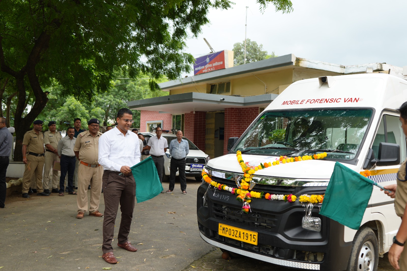 दमोह पुलिस को मिली अत्याधुनिक &lsquo;सीन ऑफ क्राइम&rsquo; मोबाइल फॉरेंसिक वैन  घटनास्थल पर ही जुटाए जाएंगे वैज्ञानिक साक्ष्य, गंभीर और जटिल अपराधों की जांच में आएगी तेजी  दमोह। गंभीर एवं जटिल आपराधिक मामलों के त्वरित, निष्पक्ष और वैज्ञानिक अनुसंधान को मजबूत करने की दिशा में दमोह पुलिस को अत्याधुनिक सुविधाओं से लैस &lsquo;सीन ऑफ क्राइम&rsquo; मोबाइल फॉरेंसिक वैन उपलब्ध कराई गई है। पुलिस अधीक्षक श्री आनंद कलादगि (IPS) ने विधिवत पूजन-अर्चन के बाद वैन को हरी झंडी दिखाकर कर्तव्य स्थल के लिए रवाना किया।  मोबाइल फॉरेंसिक वैन की मदद से पुलिस और फॉरेंसिक विशेषज्ञ घटनास्थल पर पहुंचकर साक्ष्यों का वैज्ञानिक तरीके से संकलन, संरक्षण और प्राथमिक परीक्षण कर सकेंगे। इससे महत्वपूर्ण साक्ष्यों के नष्ट होने अथवा संदूषित होने की संभावना कम होगी और जांच प्रक्रिया को अधिक प्रभावी बनाने में मदद मिलेगी।  पुलिस अधीक्षक आनंद कलादगि ने वैन में उपलब्ध अत्याधुनिक उपकरणों का निरीक्षण किया और फॉरेंसिक विशेषज्ञों एवं तकनीकी टीम से उनकी कार्यप्रणाली की जानकारी ली।  वैन में फिंगरप्रिंट एवं फुटप्रिंट लिफ्टिंग किट, बैलिस्टिक जांच किट, बायोलॉजिकल सैंपलिंग किट, नारकोटिक्स एवं टॉक्सिकोलॉजी की प्राथमिक जांच से संबंधित उपकरण उपलब्ध हैं। इसके अलावा घटनास्थल के 360 डिग्री दस्तावेजीकरण और सूक्ष्म साक्ष्यों की रिकॉर्डिंग के लिए हाई-रिजॉल्यूशन कैमरे एवं सर्च लाइट्स भी शामिल हैं।  जैविक साक्ष्यों को सुरक्षित रखने के लिए डीप-फ्रीजर/कोल्ड स्टोरेज तथा रक्त, विस्फोटक और रासायनिक पदार्थों की प्राथमिक पहचान के लिए पोर्टेबल रैपिड टेस्टिंग उपकरण भी वैन में मौजूद हैं।  इस अवसर पर पुलिस अधीक्षक श्री आनंद कलादगि ने कहा कि पारंपरिक पुलिसिंग के साथ वैज्ञानिक दृष्टिकोण को शामिल करना वर्तमान समय की आवश्यकता है। मोबाइल फॉरेंसिक वैन के माध्यम से हत्या, डकैती, बलात्कार सहित गंभीर एवं जटिल अपराधों के मामलों में घटनास्थल से तत्काल वैज्ञानिक साक्ष्य जुटाने में सहायता मिलेगी। इससे जांच को मजबूत आधार मिलने के साथ न्यायालयीन कार्रवाई में भी साक्ष्यों की उपयोगिता बढ़ेगी।  कार्यक्रम में अतिरिक्त पुलिस अधीक्षक श्री सुजीत सिंह भदौरिया, रक्षित निरीक्षक श्री राघवेन्द्र सिंह कुशवाहा सहित पुलिस विभाग के अधिकारी एवं कर्मचारी उपस्थित रहे।