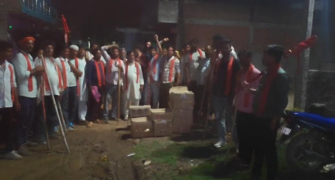 पथरिया में अवैध शराब पर बड़ी कार्रवाई: फोर व्हीलर से 39 पेटी शराब बरामद, दो आरोपी फरार