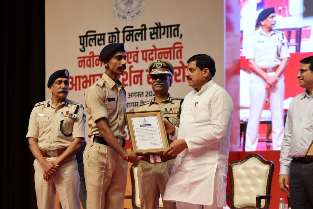 पदोन्नति पर पुलिस जवानों ने जताया सीएम का आभार, डॉ. मोहन यादव बोले- सरकार आपके परिवार के लिए हर जिम्मेदारी निभाएगी