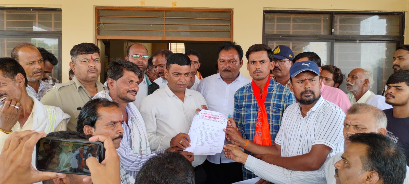 बटियागढ़ (दमोह)। भारतीय किसान संघ महाकौशल प्रांत, जिला दमोह के नेतृत्व में जिले की सभी तहसीलों में किसानों की मूंग फसल की शत-प्रतिशत समर्थन मूल्य पर खरीदी सुनिश्चित कराने की मांग को लेकर प्रशासन के माध्यम से शासन के नाम ज्ञापन सौंपा गया।