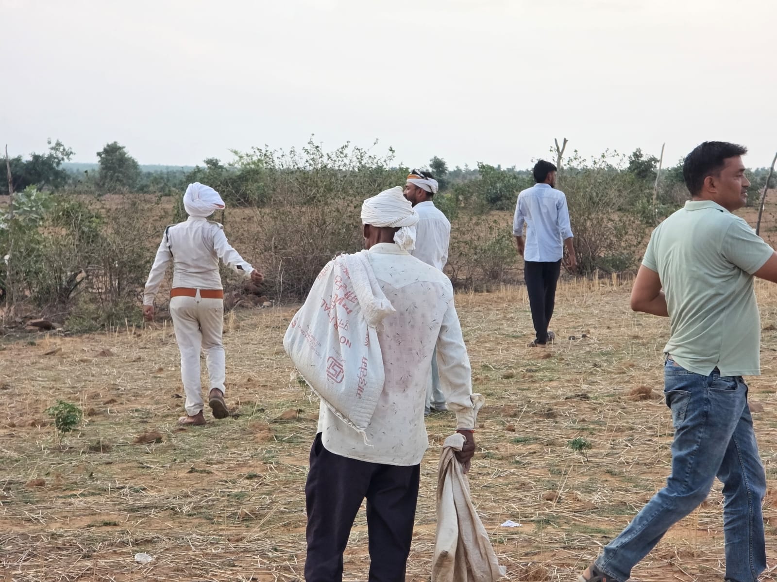 हटा/मड़ियादो मड़ियादो वनपरिक्षेत्र अधिकारी जे पी मिश्रा के नेतृत्व में बड़ी कार्यवाही... मडियादो बफर पन्ना टाइगर रिजर्व अंतर्गत अतिक्रमण निरोधी कार्रवाई के तहत बीट पाली के कक्ष क्रमांक 376 ग्राम पाठा एवं बीट वर्धा के कक्ष क्रमांक 65 ग्राम झोंद मैं क्रमशः 23 हेक्टेयर एवं 15 हेक्टेयर कुल 38 हेक्टेयर वनभूमि अतिक्रमण मुक्त कराई गई। अतिक्रमण मुक्त कर कराई गई वन भूमि में स्थानीय रूप से संग्रहित बबूल एवं खैर के बीजों का छिड़काव किया गया। कार्यवाही में परिक्षेत्र अधिकारी मडियादो, परिक्षेत्र सहायक मडियादो, बीट प्रभारी तिंदनी, पाली एवं वर्धा तथा सुरक्षा श्रमिक उपस्थित रहे। हटा/मड़ियादो मड़ियादो वनपरिक्षेत्र अधिकारी जे पी मिश्रा के नेतृत्व में बड़ी कार्यवाही... मडियादो बफर पन्ना टाइगर रिजर्व अंतर्गत अतिक्रमण निरोधी कार्रवाई के तहत बीट पाली के कक्ष क्रमांक 376 ग्राम पाठा एवं बीट वर्धा के कक्ष क्रमांक 65 ग्राम झोंद मैं क्रमशः 23 हेक्टेयर एवं 15 हेक्टेयर कुल 38 हेक्टेयर वनभूमि अतिक्रमण मुक्त कराई गई। अतिक्रमण मुक्त कर कराई गई वन भूमि में स्थानीय रूप से संग्रहित बबूल एवं खैर के बीजों का छिड़काव किया गया। कार्यवाही में परिक्षेत्र अधिकारी मडियादो, परिक्षेत्र सहायक मडियादो, बीट प्रभारी तिंदनी, पाली एवं वर्धा तथा सुरक्षा श्रमिक उपस्थित रहे।