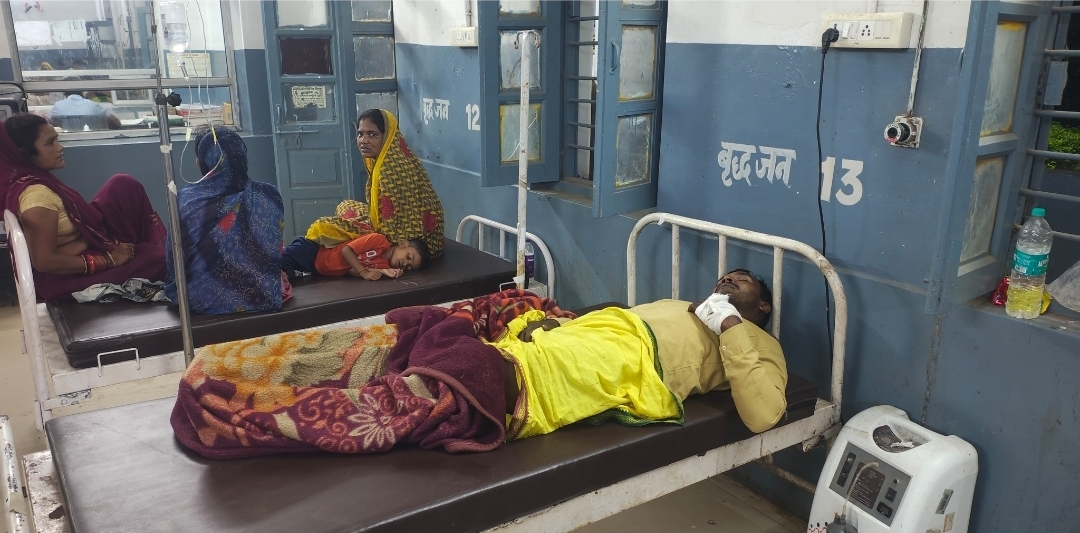4 घंटे से 108 एंबुलेंस का इंतजार, घायल दंपति की हालत गंभीर