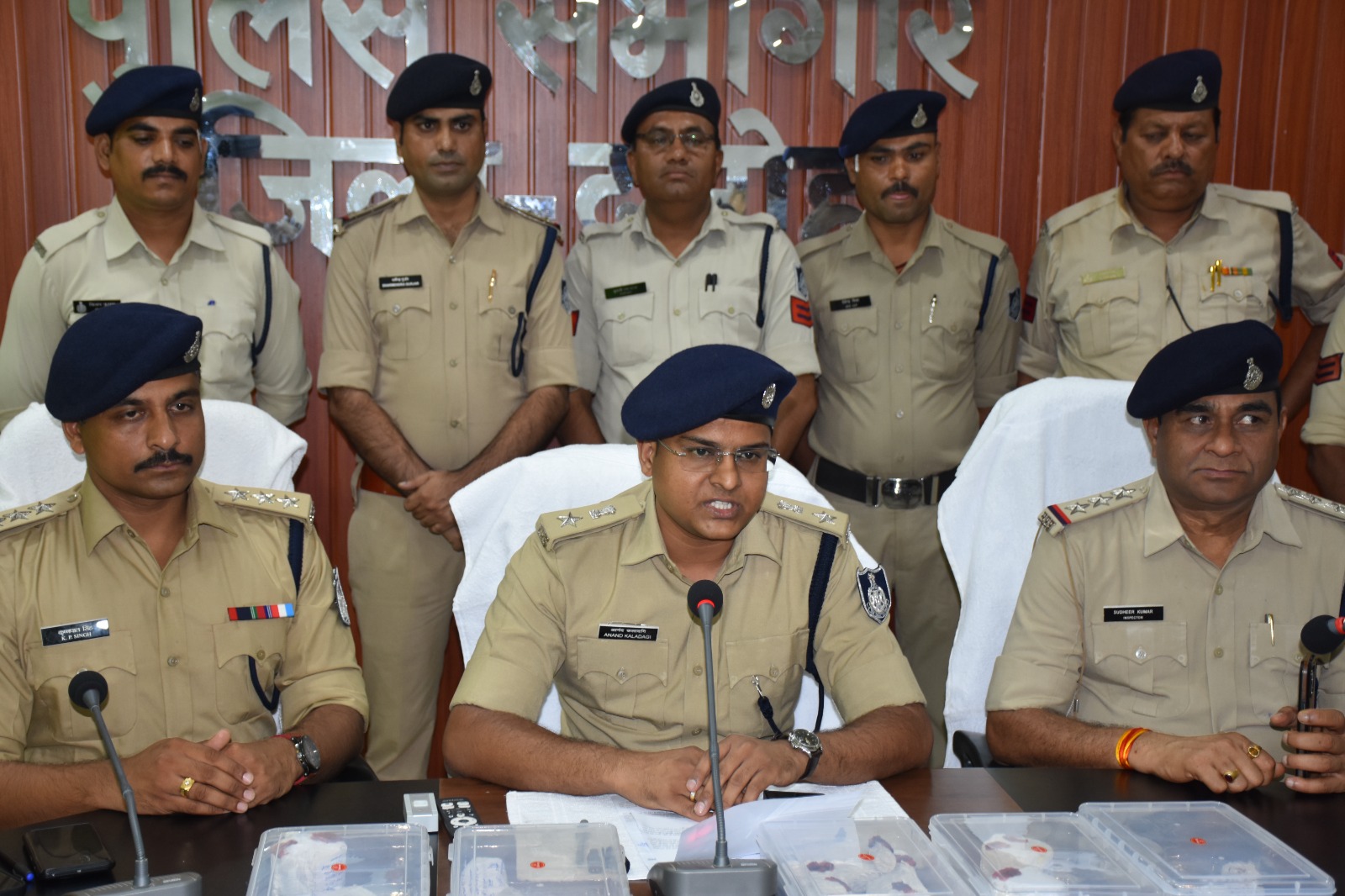 हटा पुलिस की बड़ी कार्रवाई: अंतर-जिला हथियार तस्कर गिरोह का खुलासा, 9 आरोपी गिरफ्तार