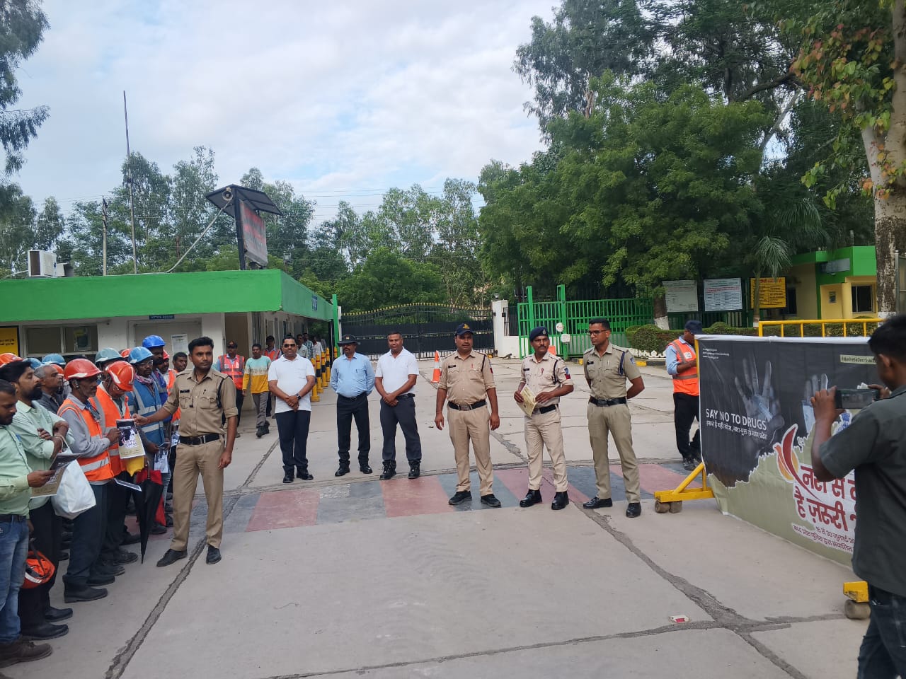 इमलाई सीमेंट फैक्ट्री में चला 'नशे से दूरी है जरूरी 2.0' जागरूकता अभियान  दमोह। पुलिस मुख्यालय के निर्देशानुसार चलाए जा रहे "नशे से दूरी है जरूरी 2.0" अभियान के तहत चौकी नरसिंहगढ़ पुलिस द्वारा इमलाई सीमेंट फैक्ट्री में जागरूकता कार्यक्रम आयोजित