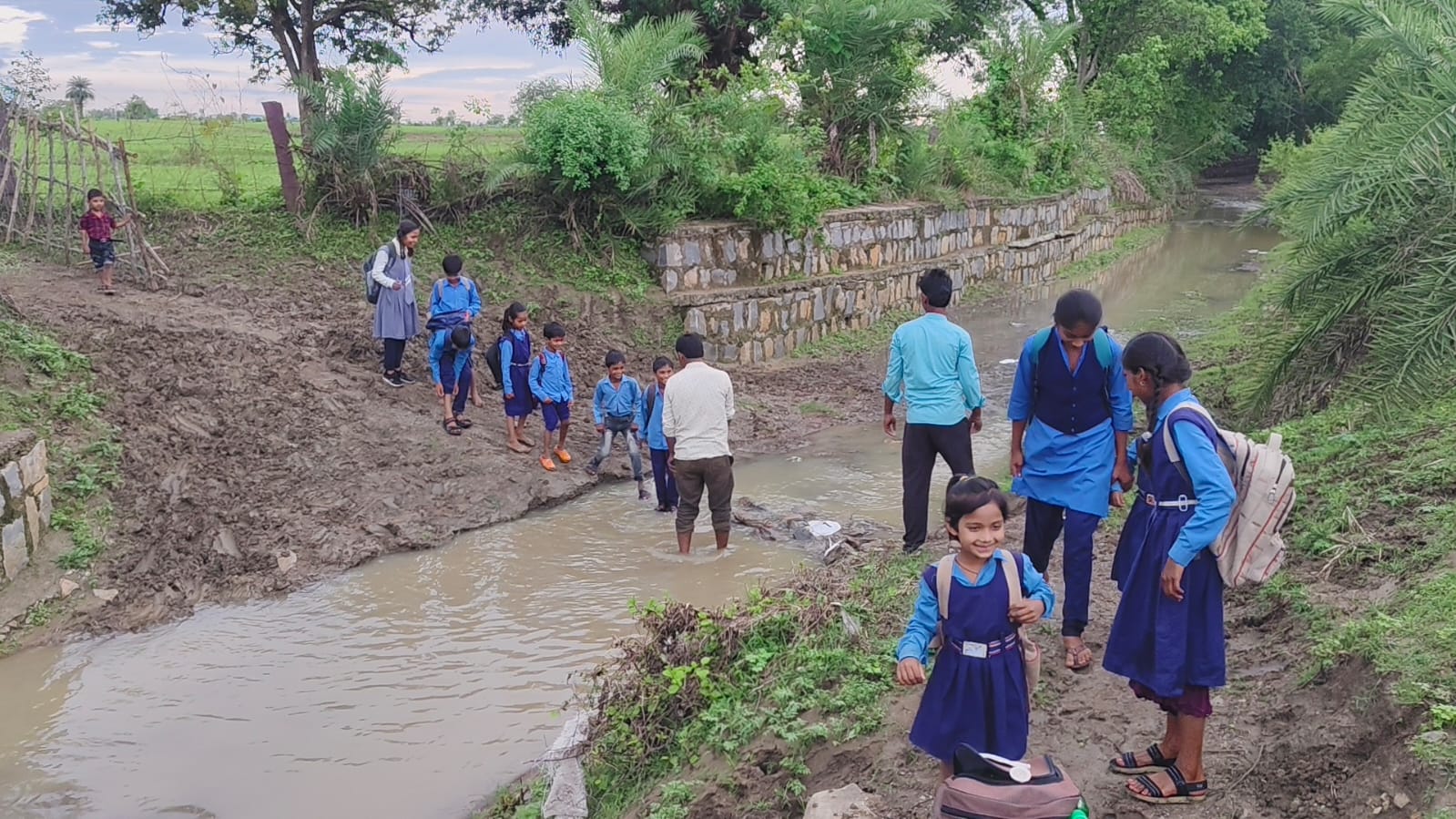 पथरिया में विकास की पोल: जान जोखिम में डालकर स्कूल जाते हैं बच्चे, जैन मंदिर वाला नाला बना मौत का रास्ता
