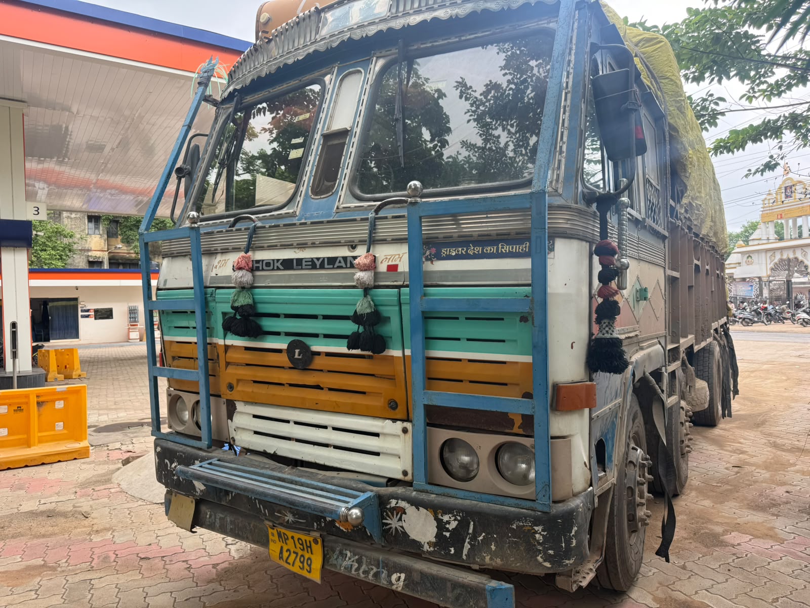 ओवरलोड वाहनों पर यातायात पुलिस की बड़ी कार्रवाई, ₹41 हजार का प्रशमन शुल्क वसूला