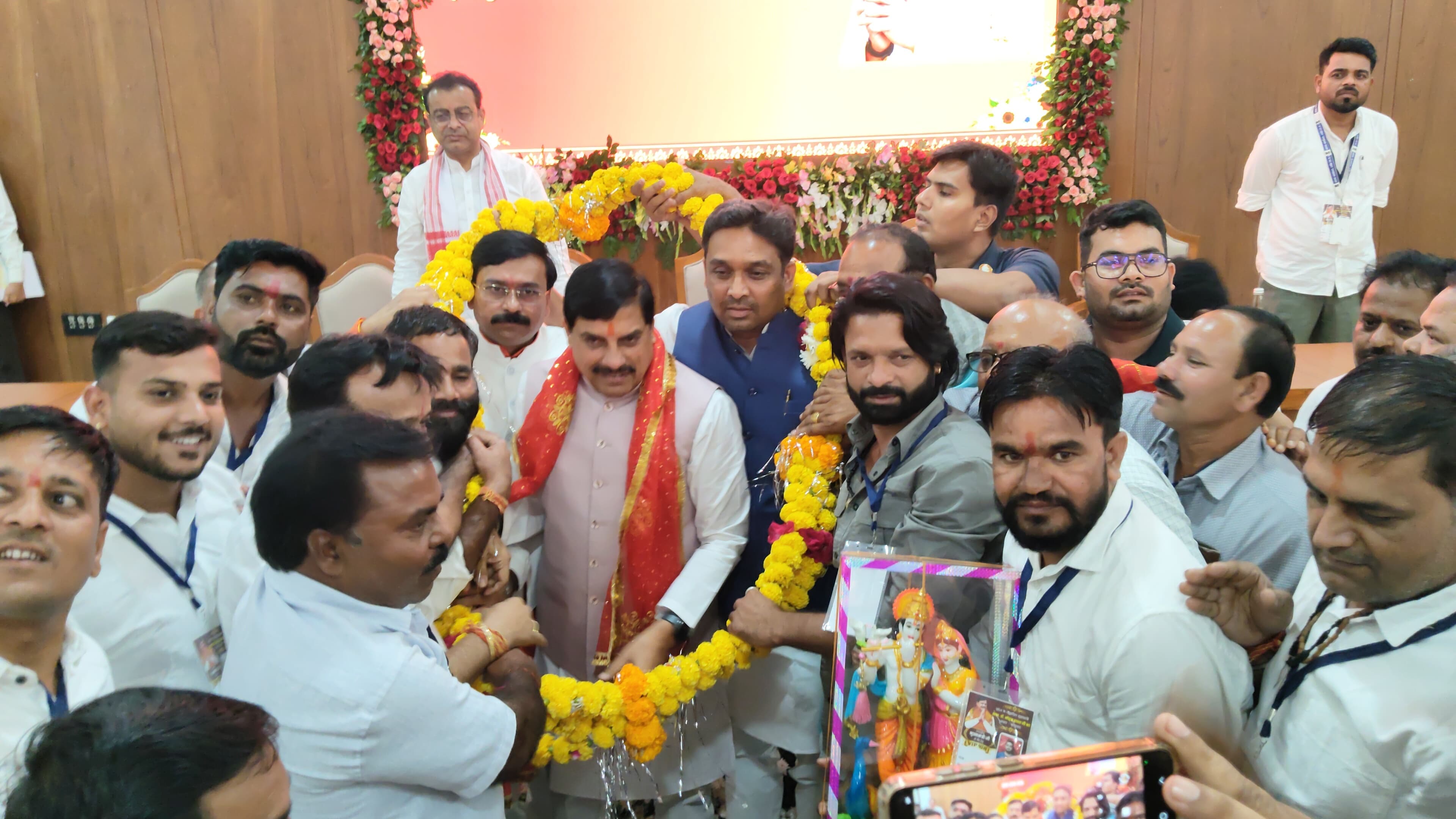 दमोह को फोरलेन सड़कों की सौगात, 180 सदस्यीय प्रतिनिधिमंडल ने मुख्यमंत्री डॉ. मोहन यादव का जताया आभार