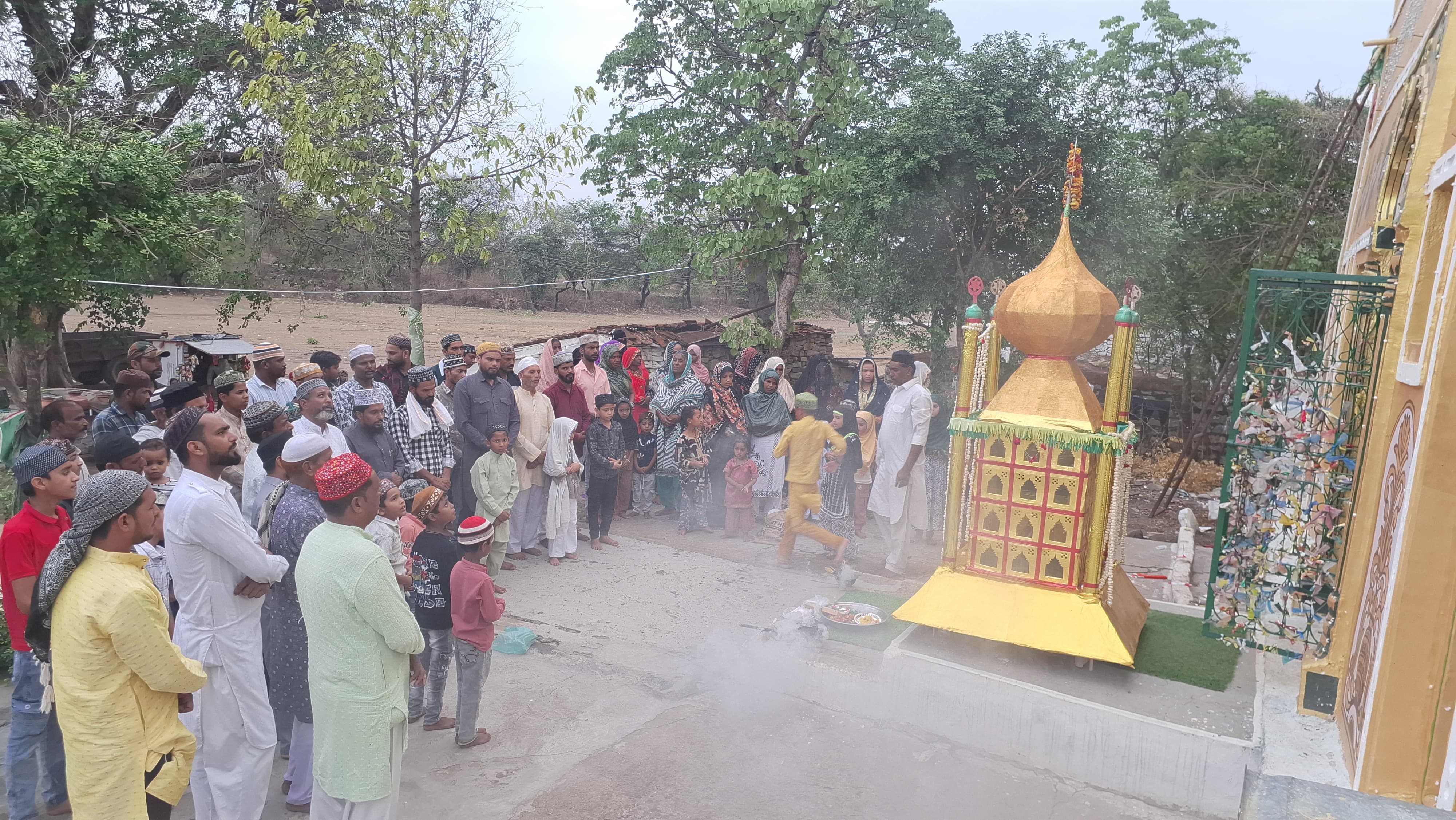 मोहर्रम पर पारंपरिक श्रद्धा के साथ निकाले गए ताजिए, सुनार नदी में किए गए ठंडे नरसिंहगढ़ (दमोह)। हर वर्ष की तरह इस वर्ष भी मोहर्रम का पर्व पूरे श्रद्धा, उत्साह और आपसी भाईचारे के साथ मनाया गया। क्षेत्र में पारंपरिक ताजिए निकाले गए, जिनका निर्माण असलम शाह एवं उनके भाई सलीम शाह द्वारा किया गया। मोहर्रम के अवसर पर विभिन्न समाजों के लोगों ने एकजुट होकर ताजिया जुलूस में भाग लिया। जुलूस नरसिंहगढ़ दरगाह शरीफ पहुंचा, जहां फातिहा खानी की गई। इसके बाद धार्मिक परंपरा के अनुसार ताजियों को सुनार नदी में ठंडा किया गया। इस अवसर पर दमोह से भी ताजिए नरसिंहगढ़ दरगाह पहुंचे। यहां नरसिंहगढ़ और दमोह के ताजिए एक साथ सुनार नदी ले जाए गए, जहां उन्हें विधिवत ठंडा किया गया। कार्यक्रम में सभी वर्गों एवं समुदायों के लोगों ने सहभागिता निभाई और क्षेत्र में अमन, शांति, सौहार्द तथा खुशहाली की दुआ मांगी। पूरे आयोजन के दौरान भाईचारे और सामाजिक एकता का सुंदर संदेश देखने को मिला। मोहर्रम पर पारंपरिक श्रद्धा के साथ निकाले गए ताजिए, सुनार नदी में किए गए ठंडे नरसिंहगढ़ (दमोह)। हर वर्ष की तरह इस वर्ष भी मोहर्रम का पर्व पूरे श्रद्धा, उत्साह और आपसी भाईचारे के साथ मनाया गया। क्षेत्र में पारंपरिक ताजिए निकाले गए, जिनका निर्माण असलम शाह एवं उनके भाई सलीम शाह द्वारा किया गया। मोहर्रम के अवसर पर विभिन्न समाजों के लोगों ने एकजुट होकर ताजिया जुलूस में भाग लिया। जुलूस नरसिंहगढ़ दरगाह शरीफ पहुंचा, जहां फातिहा खानी की गई। इसके बाद धार्मिक परंपरा के अनुसार ताजियों को सुनार नदी में ठंडा किया गया। इस अवसर पर दमोह से भी ताजिए नरसिंहगढ़ दरगाह पहुंचे। यहां नरसिंहगढ़ और दमोह के ताजिए एक साथ सुनार नदी ले जाए गए, जहां उन्हें विधिवत ठंडा किया गया। कार्यक्रम में सभी वर्गों एवं समुदायों के लोगों ने सहभागिता निभाई और क्षेत्र में अमन, शांति, सौहार्द तथा खुशहाली की दुआ मांगी। पूरे आयोजन के दौरान भाईचारे और सामाजिक एकता का सुंदर संदेश देखने को मिला।