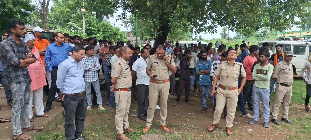 नरसिंहगढ़ में मांगों को लेकर बीएसएनएल टावर पर चढ़े युवक, आश्वासन के बाद नीचे उतरे नरसिंहगढ़ में मांगों को लेकर बीएसएनएल टावर पर चढ़े युवक, आश्वासन के बाद नीचे उतरे