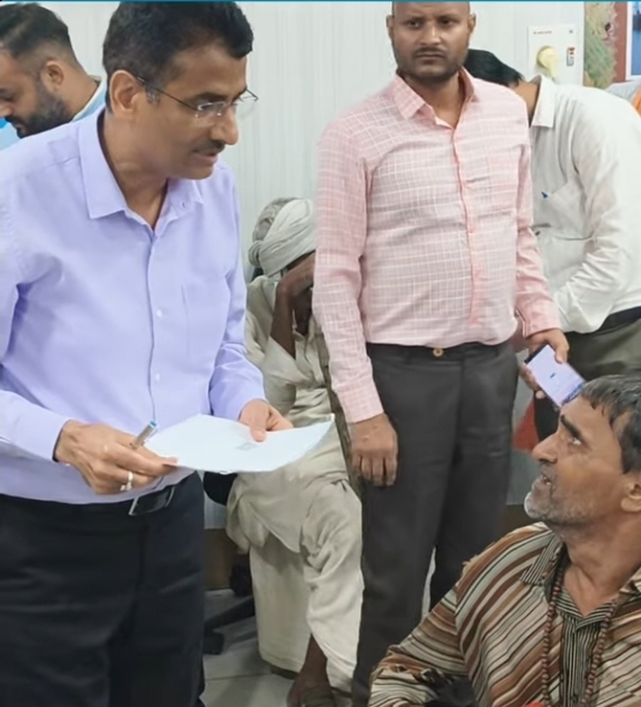 जनसुनवाई में दिव्यांग ने कलेक्टर से लगाई शादी कराने की गुहार, झूठे केस में जेल जाने का किया दावा जनसुनवाई में दिव्यांग ने कलेक्टर से लगाई शादी कराने की गुहार, झूठे केस में जेल जाने का किया दावा
