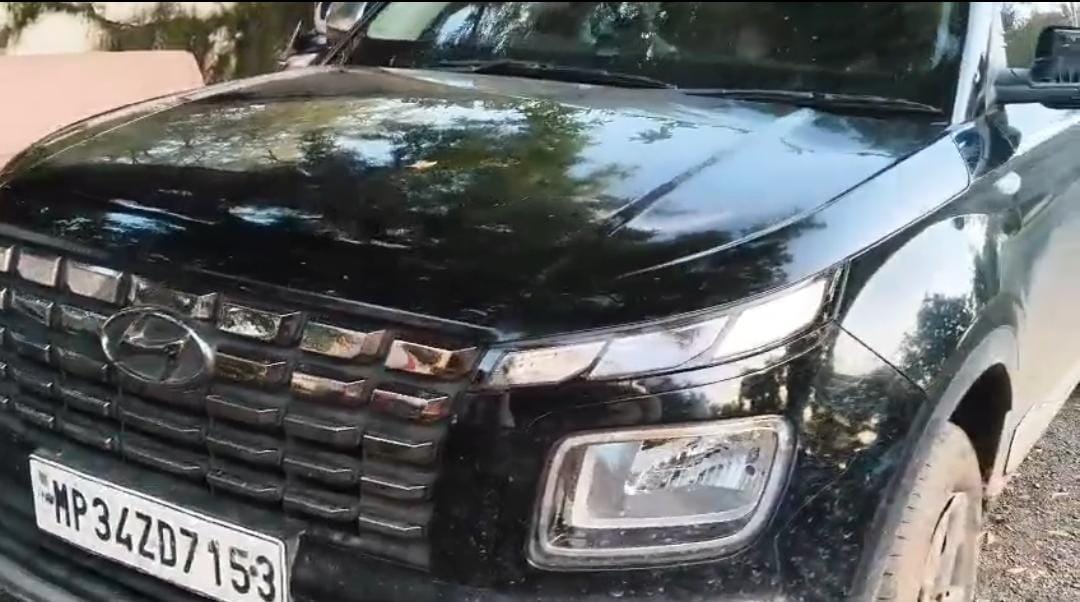 पथरिया में अवैध शराब पर बड़ी कार्रवाई: फोर व्हीलर से 39 पेटी शराब बरामद, दो आरोपी फरार
