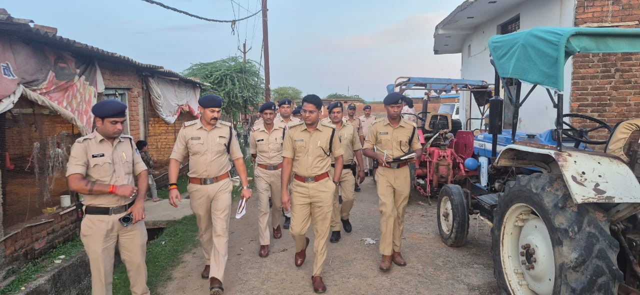 दमोह: पुलिस अधीक्षक आनंद कलादगि ने कसाई मंडी व नूरी नगर में किया पैदल भ्रमण, कानून व्यवस्था का लिया जायजा