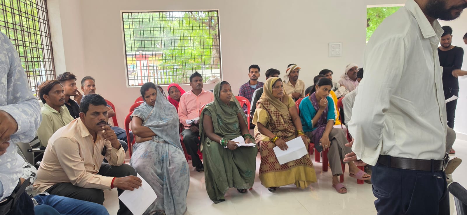 जनसुनवाई में गूंजा आमजन का दर्द, पुलिस अधिकारियों ने मौके पर सुनीं समस्याएं  दमोह। आमजन को त्वरित एवं पारदर्शी न्याय दिलाने और पुलिस-जनता के बीच बेहतर संवाद स्थापित करने के उद्देश्य से पुलिस अधीक्षक श्री आनंद कलादगि (IPS) के निर्देशन में पुलिस अधीक्षक कार्यालय दमोह में साप्ताहिक जनसुनवाई का आयोजन किया गया। जनसुनवाई में जिले के दूर-दराज एवं ग्रामीण क्षेत्रों से पहुंचे फरियादियों ने अपनी समस्याएं और शिकायतें पुलिस अधिकारियों के समक्ष रखीं।  जनसुनवाई के दौरान अतिरिक्त पुलिस अधीक्षक श्री सुजीत सिंह भदौरिया एवं डीएसपी श्री सौरभ त्रिपाठी ने फरियादियों की शिकायतों को गंभीरता और संवेदनशीलता के साथ सुना। अधिकारियों ने संबंधित मामलों की जानकारी लेते हुए शिकायतकर्ताओं को आवश्यक कार्रवाई का भरोसा दिलाया।  पुलिस अधीक्षक के निर्देश पर प्राप्त शिकायतों के समयबद्ध एवं निष्पक्ष निराकरण के लिए संबंधित थाना प्रभारियों और अनुविभागीय अधिकारियों को आवश्यक दिशा-निर्देश जारी किए गए। वहीं, कई मामलों में मौके पर ही आवश्यक कार्रवाई कर फरियादियों को राहत पहुंचाई गई।  पुलिस-जनता के बीच संवाद मजबूत करने की पहल  जनसुनवाई के माध्यम से पुलिस प्रशासन ने स्पष्ट संदेश दिया कि आमजन की समस्याओं को गंभीरता से सुना जाएगा और शिकायतों के निराकरण में पारदर्शिता एवं समयबद्धता सुनिश्चित की जाएगी। इस पहल का उद्देश्य पुलिस और जनता के बीच विश्वास एवं संवाद को और मजबूत करना है।  जनसुनवाई के दौरान महिला थाना प्रभारी निरीक्षक फेमिदा खान, शिकायत शाखा प्रभारी गरिमा मिश्रा, साइबर शाखा प्रभारी अभिषेक पटेल सहित अन्य पुलिस अधिकारी एवं कर्मचारी मौजूद रहे।  जनसुनवाई में फरियादियों की समस्याएं सुनकर संबंधित अधिकारियों को त्वरित कार्रवाई के निर्देश दिए गए।