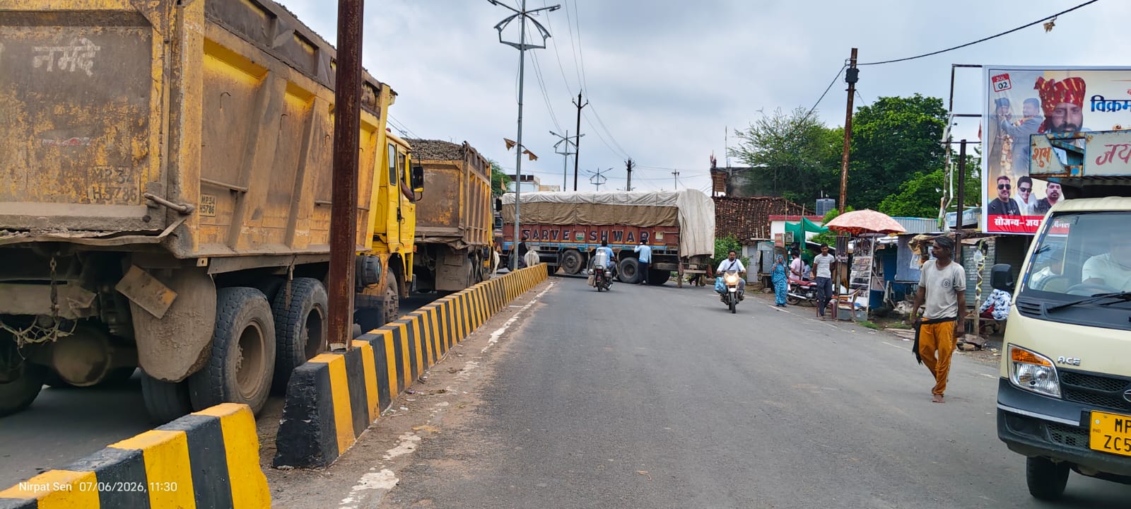 शहर में ओवरलोड डंपर भर रहे फर्राटे, आखिर खनिज विभाग की नजर क्यों नहीं पड़ रही?कब तक अवैध परिवहन होगा नजरअंदाज?