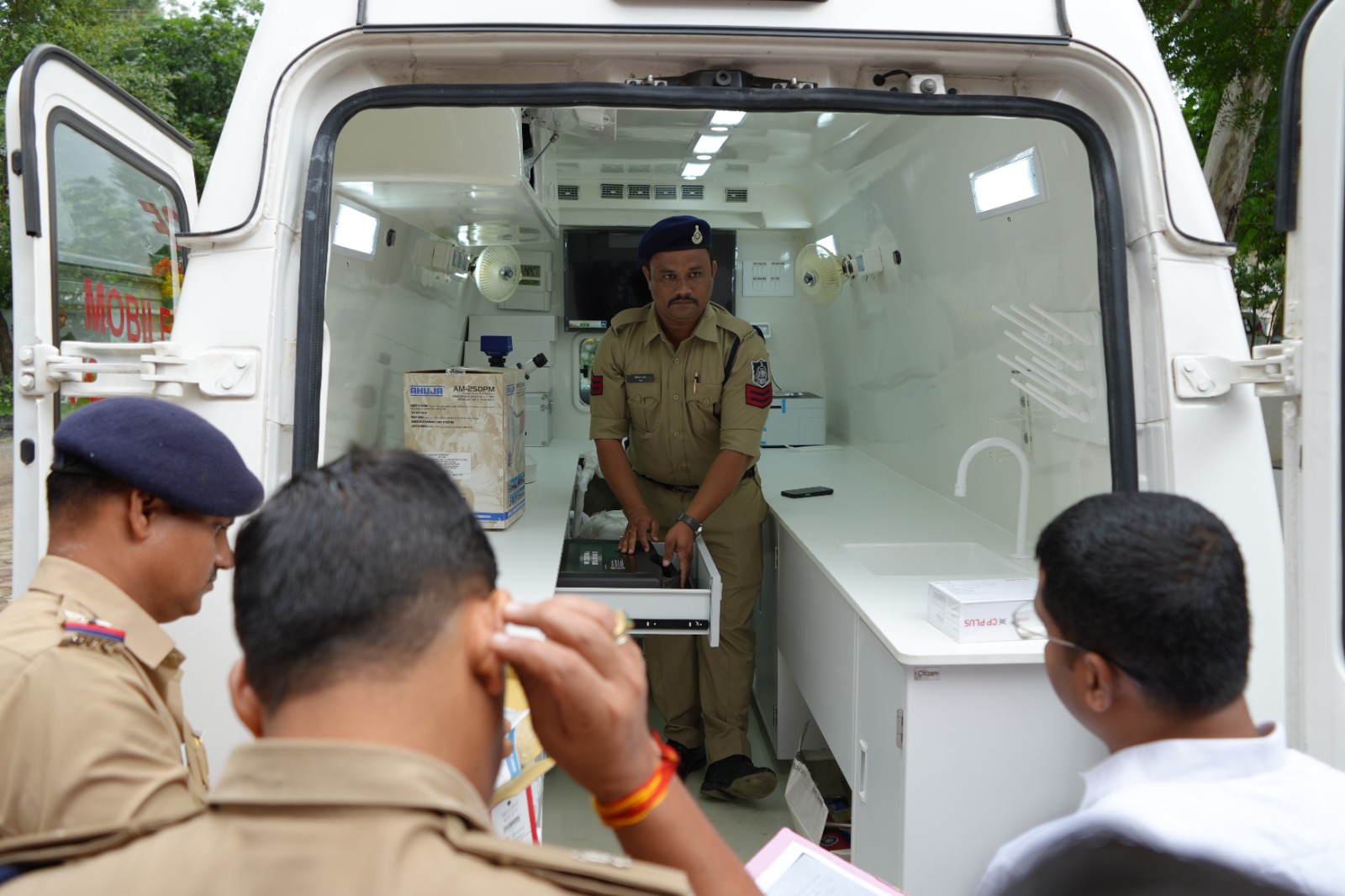 दमोह पुलिस को मिली अत्याधुनिक &lsquo;सीन ऑफ क्राइम&rsquo; मोबाइल फॉरेंसिक वैन  घटनास्थल पर ही जुटाए जाएंगे वैज्ञानिक साक्ष्य, गंभीर और जटिल अपराधों की जांच में आएगी तेजी  दमोह। गंभीर एवं जटिल आपराधिक मामलों के त्वरित, निष्पक्ष और वैज्ञानिक अनुसंधान को मजबूत करने की दिशा में दमोह पुलिस को अत्याधुनिक सुविधाओं से लैस &lsquo;सीन ऑफ क्राइम&rsquo; मोबाइल फॉरेंसिक वैन उपलब्ध कराई गई है। पुलिस अधीक्षक श्री आनंद कलादगि (IPS) ने विधिवत पूजन-अर्चन के बाद वैन को हरी झंडी दिखाकर कर्तव्य स्थल के लिए रवाना किया।  मोबाइल फॉरेंसिक वैन की मदद से पुलिस और फॉरेंसिक विशेषज्ञ घटनास्थल पर पहुंचकर साक्ष्यों का वैज्ञानिक तरीके से संकलन, संरक्षण और प्राथमिक परीक्षण कर सकेंगे। इससे महत्वपूर्ण साक्ष्यों के नष्ट होने अथवा संदूषित होने की संभावना कम होगी और जांच प्रक्रिया को अधिक प्रभावी बनाने में मदद मिलेगी।  पुलिस अधीक्षक आनंद कलादगि ने वैन में उपलब्ध अत्याधुनिक उपकरणों का निरीक्षण किया और फॉरेंसिक विशेषज्ञों एवं तकनीकी टीम से उनकी कार्यप्रणाली की जानकारी ली।  वैन में फिंगरप्रिंट एवं फुटप्रिंट लिफ्टिंग किट, बैलिस्टिक जांच किट, बायोलॉजिकल सैंपलिंग किट, नारकोटिक्स एवं टॉक्सिकोलॉजी की प्राथमिक जांच से संबंधित उपकरण उपलब्ध हैं। इसके अलावा घटनास्थल के 360 डिग्री दस्तावेजीकरण और सूक्ष्म साक्ष्यों की रिकॉर्डिंग के लिए हाई-रिजॉल्यूशन कैमरे एवं सर्च लाइट्स भी शामिल हैं।  जैविक साक्ष्यों को सुरक्षित रखने के लिए डीप-फ्रीजर/कोल्ड स्टोरेज तथा रक्त, विस्फोटक और रासायनिक पदार्थों की प्राथमिक पहचान के लिए पोर्टेबल रैपिड टेस्टिंग उपकरण भी वैन में मौजूद हैं।  इस अवसर पर पुलिस अधीक्षक श्री आनंद कलादगि ने कहा कि पारंपरिक पुलिसिंग के साथ वैज्ञानिक दृष्टिकोण को शामिल करना वर्तमान समय की आवश्यकता है। मोबाइल फॉरेंसिक वैन के माध्यम से हत्या, डकैती, बलात्कार सहित गंभीर एवं जटिल अपराधों के मामलों में घटनास्थल से तत्काल वैज्ञानिक साक्ष्य जुटाने में सहायता मिलेगी। इससे जांच को मजबूत आधार मिलने के साथ न्यायालयीन कार्रवाई में भी साक्ष्यों की उपयोगिता बढ़ेगी।  कार्यक्रम में अतिरिक्त पुलिस अधीक्षक श्री सुजीत सिंह भदौरिया, रक्षित निरीक्षक श्री राघवेन्द्र सिंह कुशवाहा सहित पुलिस विभाग के अधिकारी एवं कर्मचारी उपस्थित रहे।