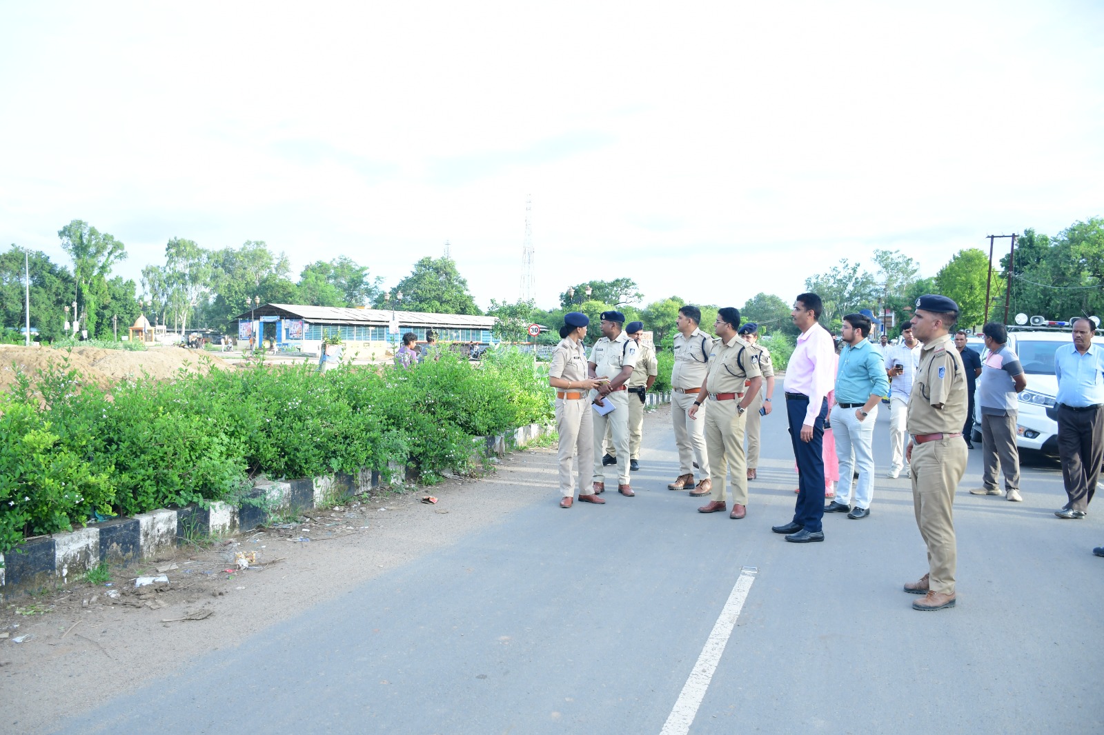 दमोह: सावन सोमवार से पहले बांदकपुर धाम का कलेक्टर-एसपी ने किया संयुक्त निरीक्षण, सुरक्षा और सुगम दर्शन व्यवस्था के दिए निर्देश दमोह: सावन सोमवार से पहले बांदकपुर धाम का कलेक्टर-एसपी ने किया संयुक्त निरीक्षण, सुरक्षा और सुगम दर्शन व्यवस्था के दिए निर्देश