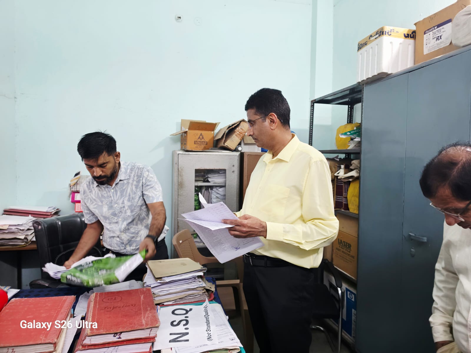 सीएमएचओ कार्यालय के 9 संविदा कर्मचारियों का 3 दिन का वेतन काटने के निर्देश, कलेक्टर के निरीक्षण के बाद कार्रवाई