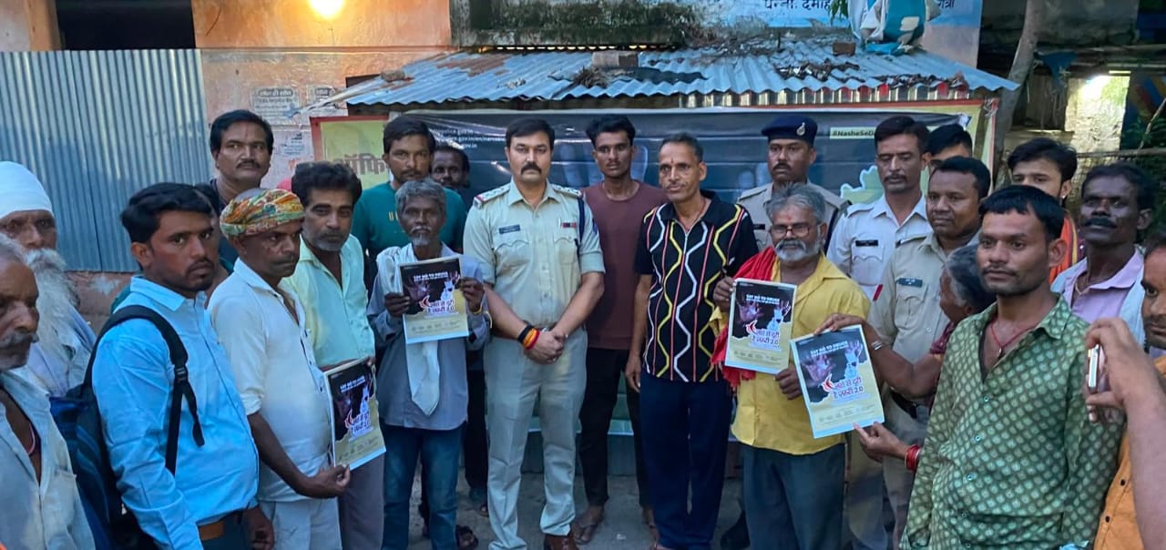 नशे से दूरी है जरूरी अभियान के तहत बस स्टैंड पर जागरूकता कार्यक्रम, दिलाई शपथ