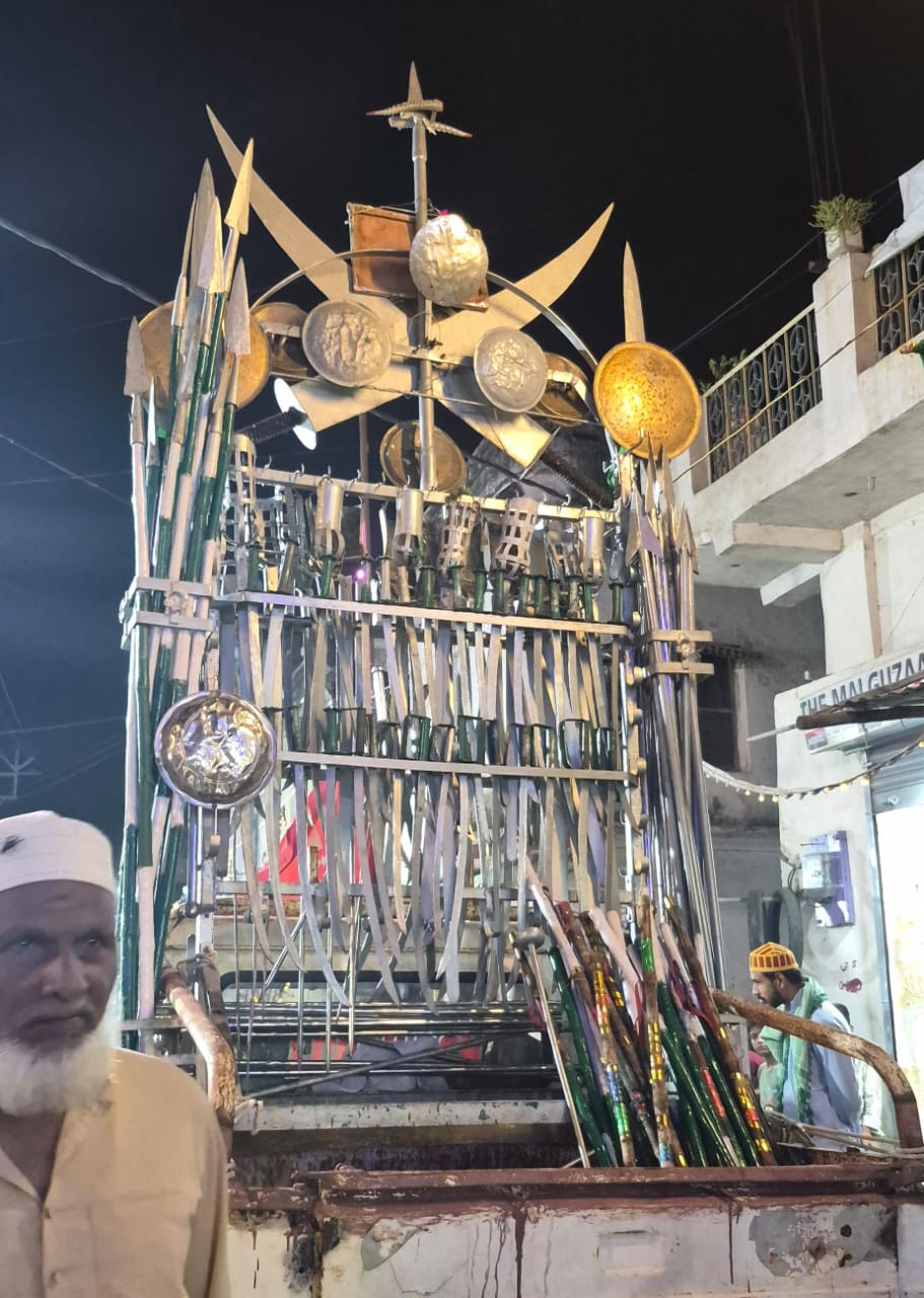 *मोहर्रम पर बजरिया मक्कान मैदान से निकलेगा सामूहिक ताजिया जुलूस, एसपी आनंद कलादगि (आईपीएस) ने लिया सुरक्षा व्यवस्था का जायजा, चप्पे-चप्पे पर पुलिस तैनात*    *नवभारत न्यूज*   *दमोह*। मोहर्रम पर्व को लेकर  25 जून को रात्रि में बजरिया स्थित मक्कान मैदान से सामूहिक ताजिया जुलूस निकलेगा. जो गढ़ी मोहल्ला, कुरैशी मंडी, नूरी नगर, बिलवारी मोहल्ला, चैनपुरा, शोभा नगर, सुल्तानी मोहल्ला, जटाशंकर और बीड़ी कॉलोनी के ताजिए-अखाड़े मककान मैदान में जमा होंगे.यहां से जुलूस चमन चौराहा होते हुए गडरयाऊ मोहल्ला पहुंचेगा और अखाड़ा प्रदर्शन करेगा. वहीं पठानी मोहल्ला मैदान में पठानी व मलयाना के अखाड़े व ताजिए जमा होंगे.इसके बाद सामूहिक जुलूस यशवंत चौक, महाकाली चौराहा, सिटी नल, पुराना थाना होते हुए गढ़ी मोहल्ला पहुंचेगा, जहां समापन होगा. व्यवस्थाओं को लेकर पुलिस प्रशासन विशेष रूप से सतर्क है. कुछ ही देर पूर्व पुलिस अधीक्षक आनंद कलादगि (आईपीएस) ने  एडिशनल एसपी सुजीत सिंह भदोरिया, एसडीएम सौरभ गंधर्व, सीएसपी एचआर पांडे, तहसीलदार रॉबिन जैन, रघुनंदन चतुर्वेदी,तहसीलदार पारूल चौधरी, टीआई मनीष कुमार, यातायात दलबीर सिंह मार्को के साथ शहर के चमन चौक, गढ़ी मोहल्ला, पठानी मोहल्ला, यशवंत चौक सहित अन्य प्रमुख चौराहों का जायजा लिया.उन्होंने पुलिस अधिकारी और कर्मियों को आवश्यक दिशा-निर्देश दिए और सुरक्षा व्यवस्था चाक-चौबंद रखने के निर्देश दिए.इस दौरान शहर के पठानी मोहल्ला में सब इंस्पेक्टर विक्रम दांगी, इकरार तिराहा नीतीश जैन, यशवंत चौक पर टीआई महेंद्र सिंह जगेत, गडरयाउ अलजार सिंह, पुराना थाना पर टीआई अमित मिश्रा,गढ़ी मोहल्ला प्रआ राघवेंद्र, घंटाघर पर टीआई रचना मिश्रा, महाकाली चौक प्रशीता कुर्मी, सिटी नल अनिल विश्वकर्मा,गाड़ीखाना और भी जगह भारी संख्या में पुलिस बल तैनात किया गया.