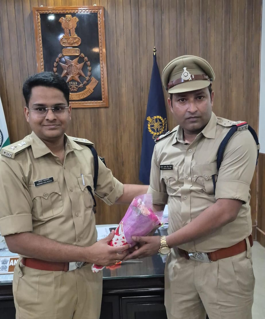 पदोन्नति पर पुलिस अधिकारियों को एसपी ने स्टार लगाकर दी बधाई, मिठाई खिलाकर मनाया जश्न